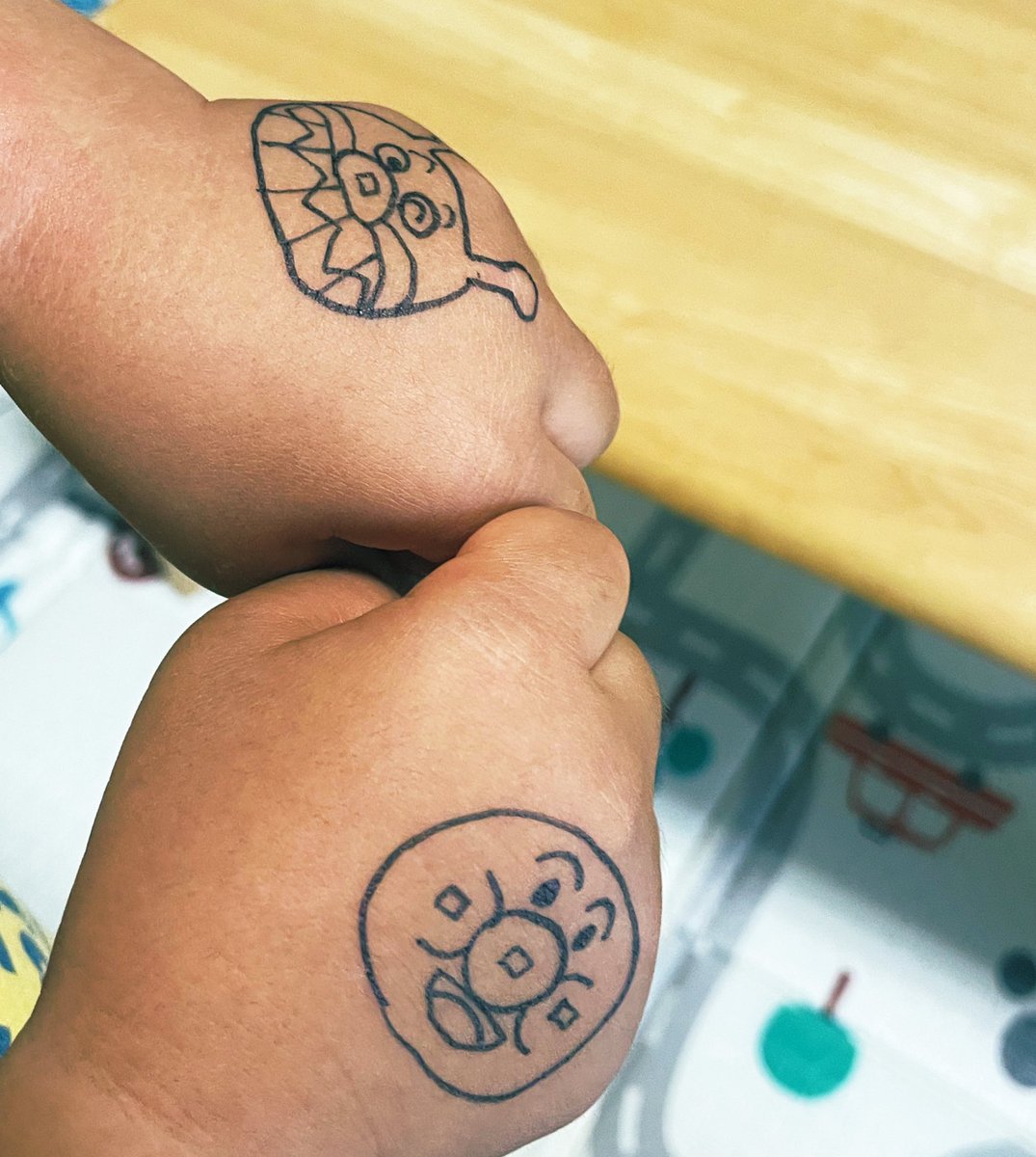 suzumenoshippo7's tweet image. おててちっちゃいし、じっとしてられないから描きにくいけど

頼まれる度に描いてるからちょっとだけ上達しました^^

これで右左おぼえてくれたから頑張ってよかった✌️