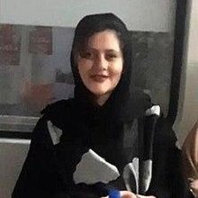 Mojtabapacino's tweet photo. خانم رحیم‌پور، تو رو با این تیپ تهران کاریت ندارن؟
مهسا رو با این تیپ گرفتن سیلی زدن تو گوشش و باتوم کوبیدن به سرش کُشتنش.
آخه چجوری انقدر بی‌صفت و حرومزاده‌ای؟
#مهسا_امینی https://t.co/QjK6EGBK1Z