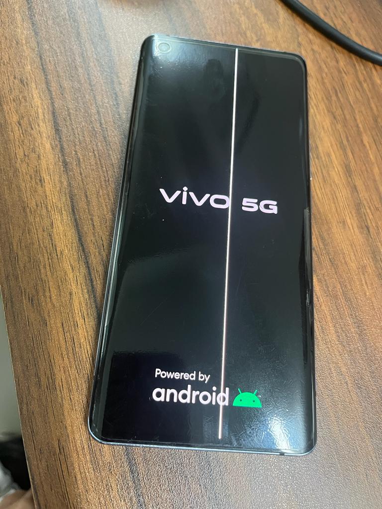 Dt_AnjaliRohira's tweet image. Hey @Vivo_India
I'm facing an issue with my #VivoX50Pro. There's an annoying white/green line on my screen! For a premium series, this shouldn't happen! Who will bear the expense to fix it? Buying such an expensive phone should mean no worries! #VivoX50Pro #ScreenIssue #Complaint