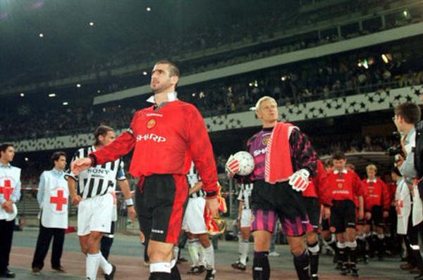 RT @90sfootball: Eric Cantona leads Manchester United out vs Juventus, 1996. https://t.co/JNFvxLtTkq