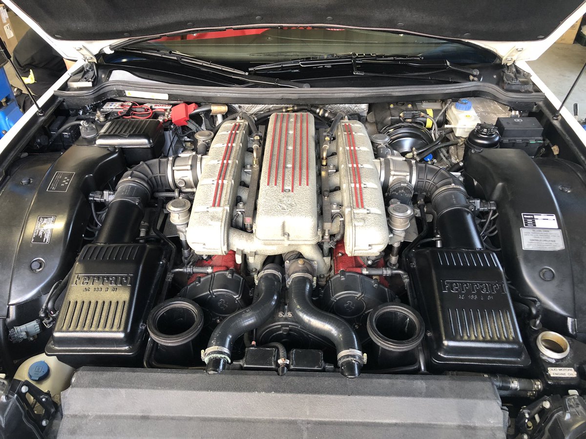 MMMarcus0011's tweet photo. ベンツ修理のM&amp;Mでございます。
さて本日はというと
フェラーリのエンジンオイル交換です。
車検を承ったのでワイパーなどの消耗品交換とオイル交換です。
ベンツ修理専門店ですがフェラーリ　マラネロ575の車検。
いやぁベンツと色々違いますね。。。
#ベンツ修理専門店エムアンドエム https://t.co/jIG0gTFCEk
