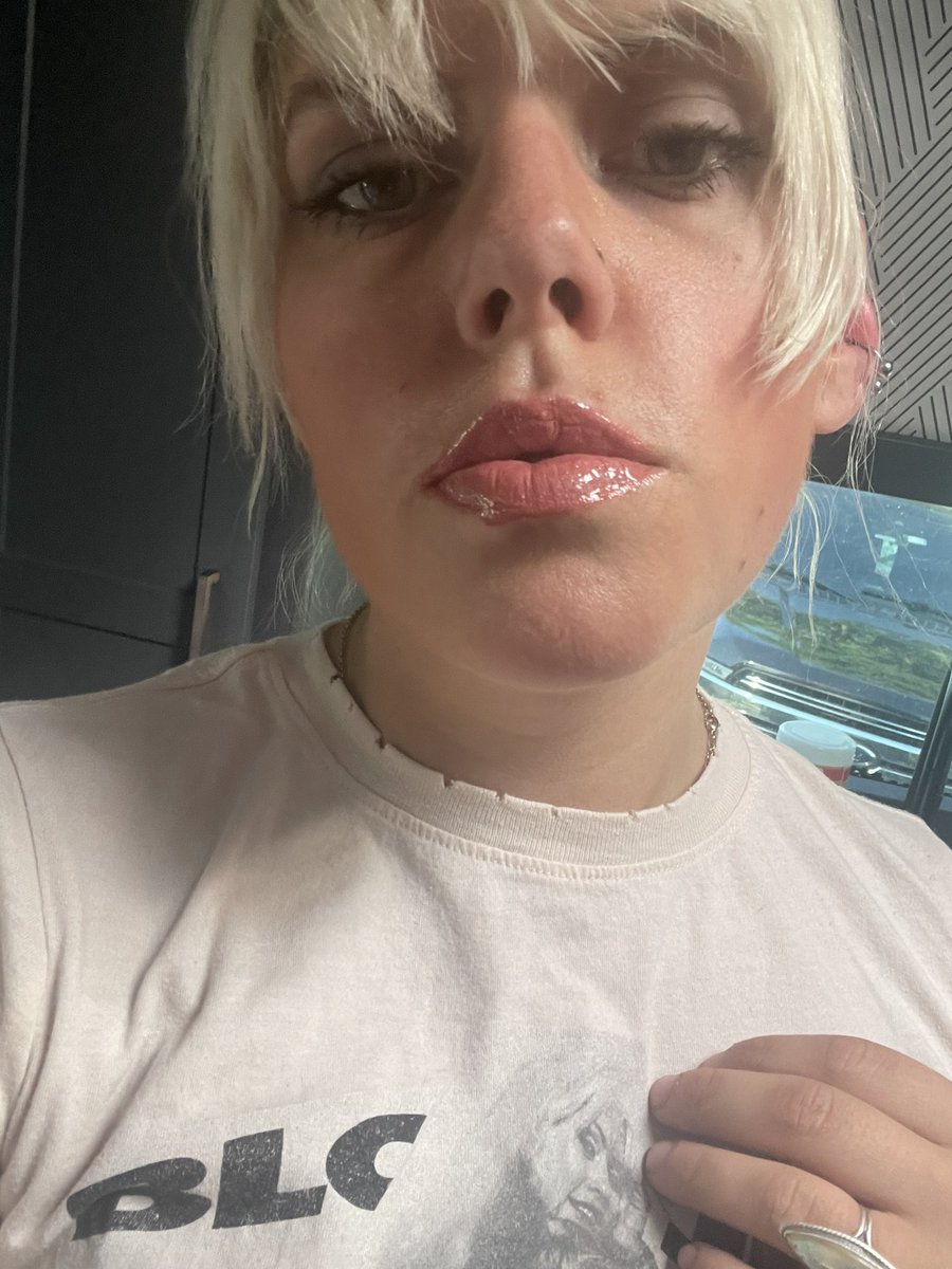 Tell me what ya like and I’ll send you something (; onlyfans.com/sandreasxoxo