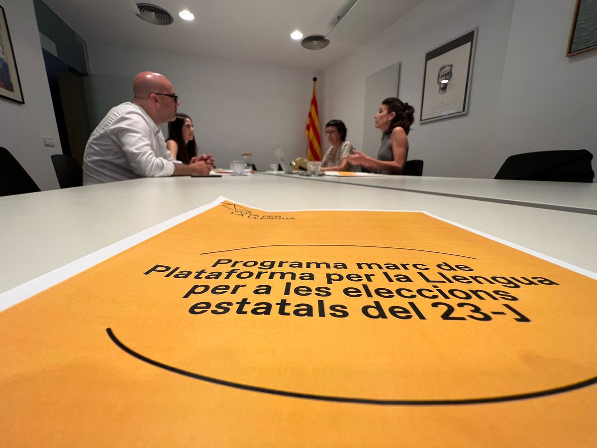 lorenaigle's tweet photo. Ahir va ser un gran dia de campanya i de plasmar el nostre compromís amb la llengua. Ens vam reunir amb @llenguacat i vam comprometre’ns i assumir les seves propostes.

#AraToca @CiuEspai @Pdemocratacat
#23J #eleccions23J https://t.co/dvIziWNpHr