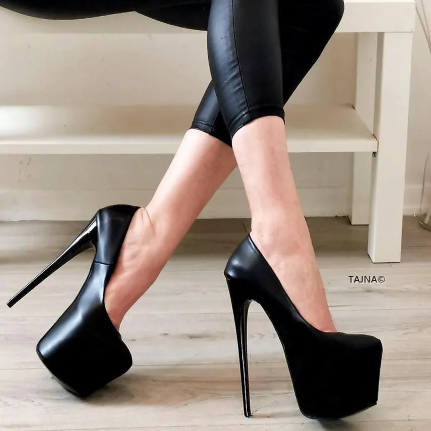 HighonHeels2's tweet photo. What do you think of this pair? 1 to 10? https://t.co/A3NLkwICFd