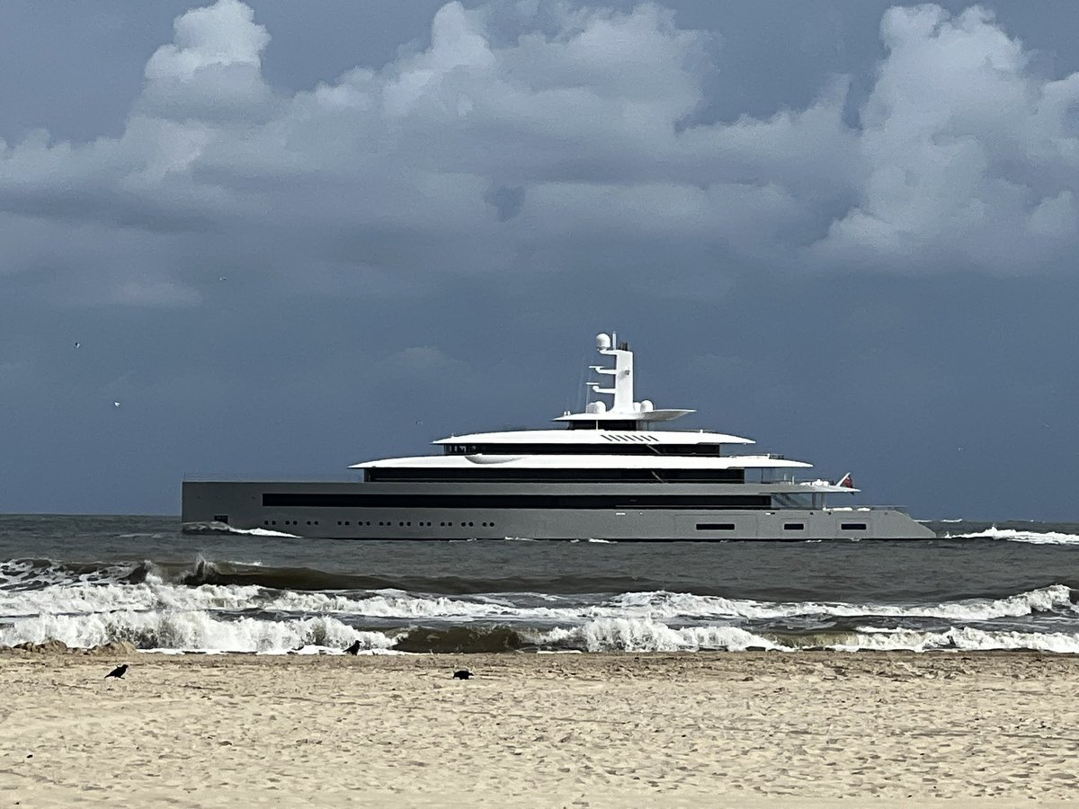 Komt ff een bootje voorbij op #Vlieland…