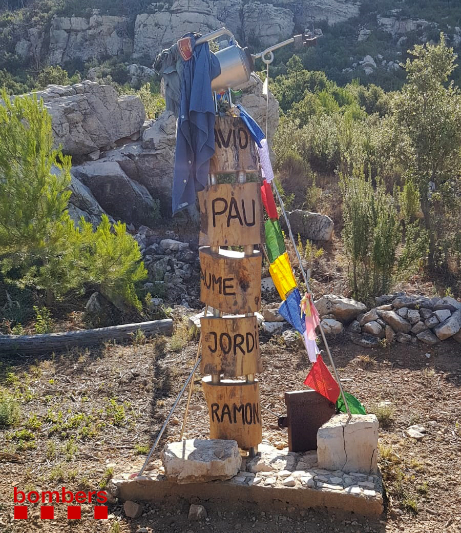 Avui fa 14 anys que en David, en Pau, en Jaume, en Jordi i en Ramon van morir a l'incendi d’Horta de Sant Joan, l'any 2009. El nostre record per ells, així com per tots els #bomberscat que han perdut la vida en acte de servei al llarg de la història del nostre Cos.

No us oblidem