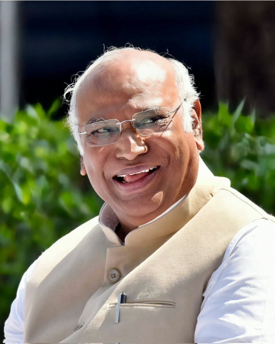 DivyaMaderna's tweet photo. कांग्रेस पार्टी के राष्ट्रीय अध्यक्ष श्री मल्लिकार्जुन खड़गे जी को जन्मदिन के अवसर पर बधाई एवं शुभकामनाएँ।
ईश्वर से आपके स्वस्थ, सुदीर्घ एवं मंगलमय जीवन की कामना करती हूं।

#MallikarjunKharge 
@kharge https://t.co/pp1uLkKlf9