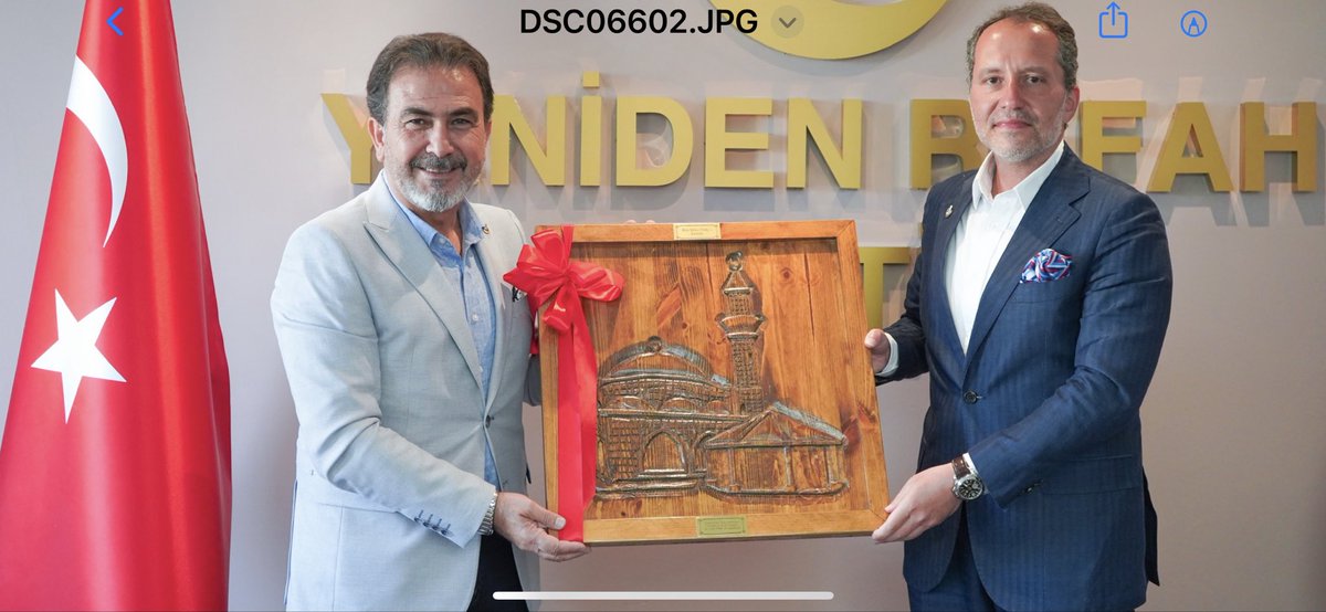 KKTC Meclis Başkanı Zorlu Töre beyefendinin hediyesi  ve şu an Rum kesiminde kalan Hala Sultan Camii ve türbesinin  ağaç oyma tablosunu Genel Başkanımıza takdim ettim. Rabbim fethini de nasip etsin.