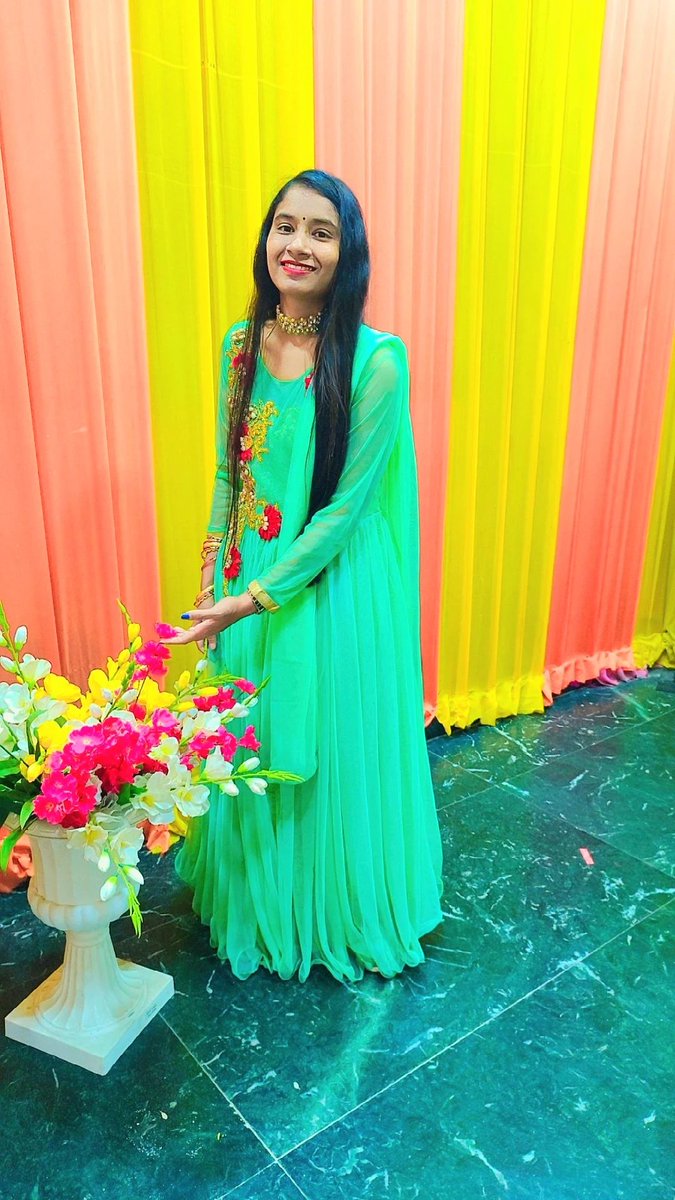 Loving the vibe of this beautiful gown which was gifted by my cute Papa bear during our Kerala trip 💚
#gown #gowndress #gownstyle #eveninggown #ballgown #longgown #gownfashion #designergown #beautifulgown #gownparty #gownwithdupatta #gownshopping #partygown #flowers #poser