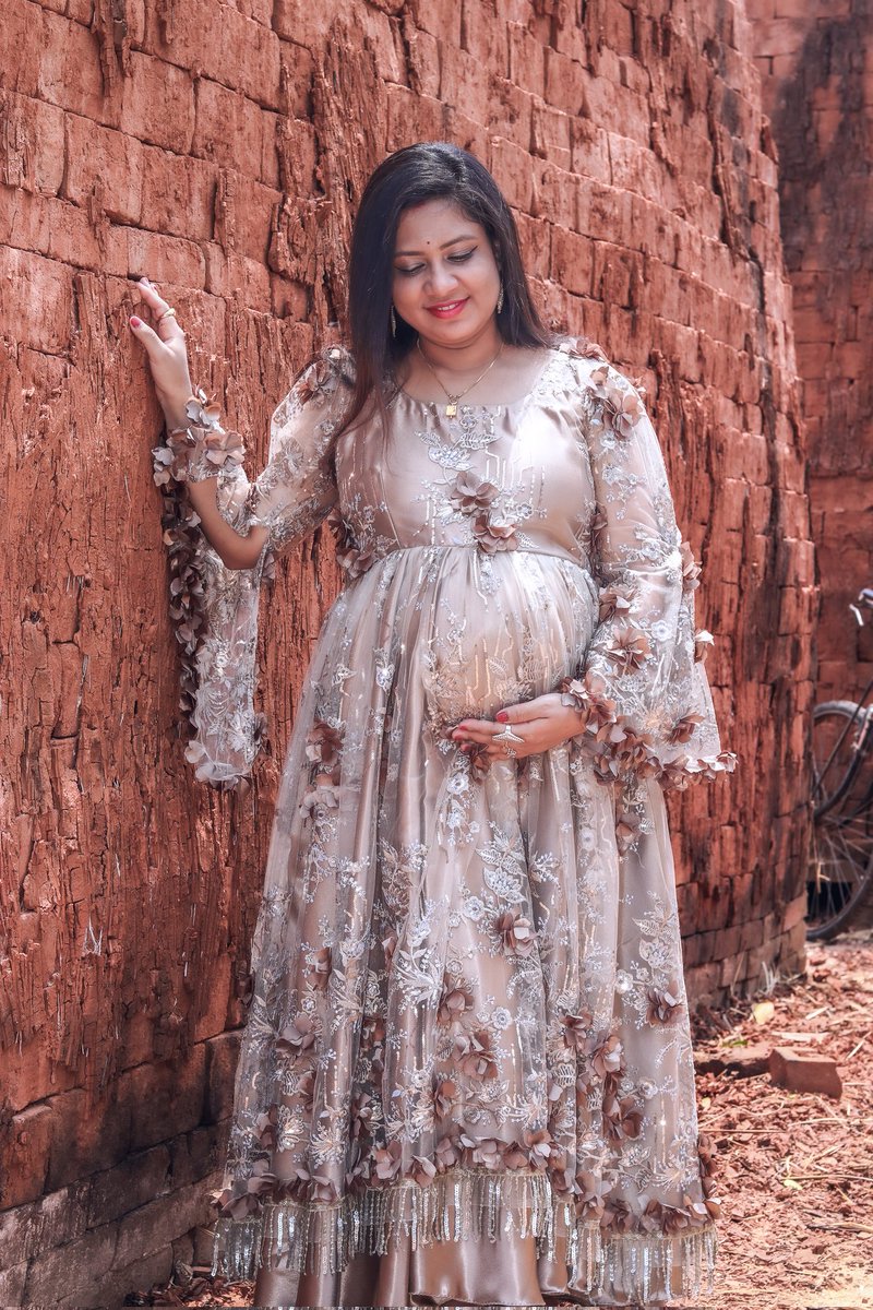 sohinimishra6's tweet photo. "Capturing the beauty of motherhood, every moment is a precious step towards meeting our little one. 🌸🤰💕 #MaternityMagic #BumpLove #NestingMode #AwaitingArrival #MommyToBe" https://t.co/5dOUaZCDPz