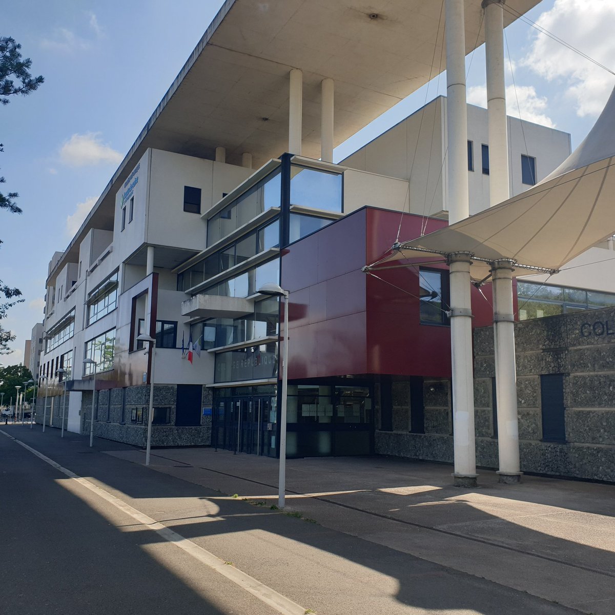 BrincourtH's tweet photo. Dernier jour au @ClgRepublique @VilleNanterre après 3 belles années aux côtés d une équipe formidable. Beaucoup d émotion mais je suis enchantée de la nouvelle aventure qui m attend au lycée Corneille de la Celle-Saint-Cloud @CelloisInfos  @acversailles https://t.co/u9chFneIP5