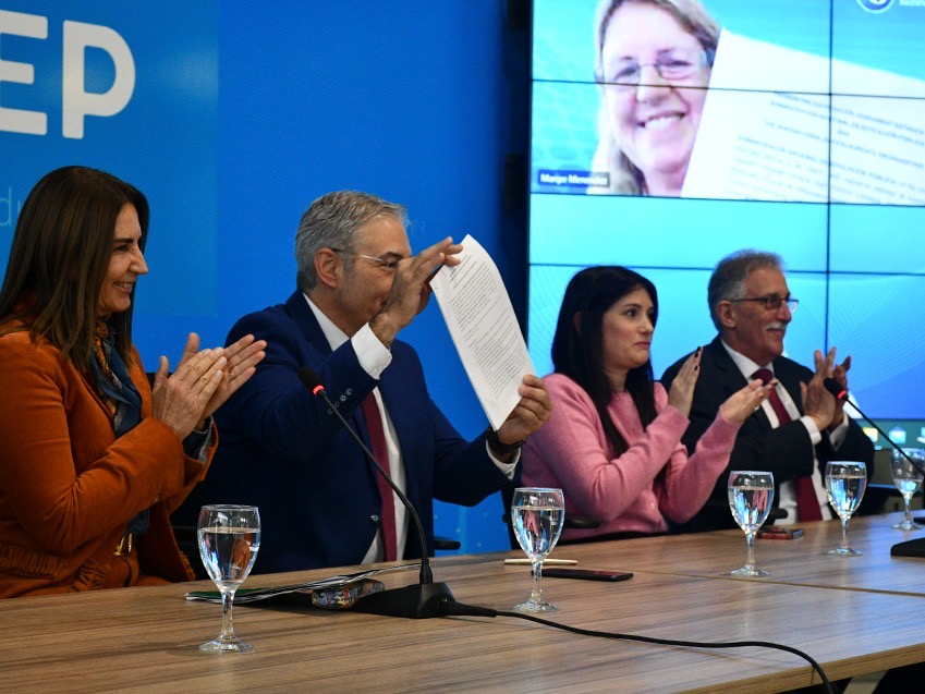 Orgullosos de anunciar que la Administración Nacional de Educación Pública de Uruguay (ANEP) ha firmado un acuerdo con el IB con el fin de incorporar el Bachillerato Internacional en su oferta educativa 👏

Lea la noticia completa: bit.ly/3pRnJZo

<a href="/ANEP_Uruguay/">ANEP</a>