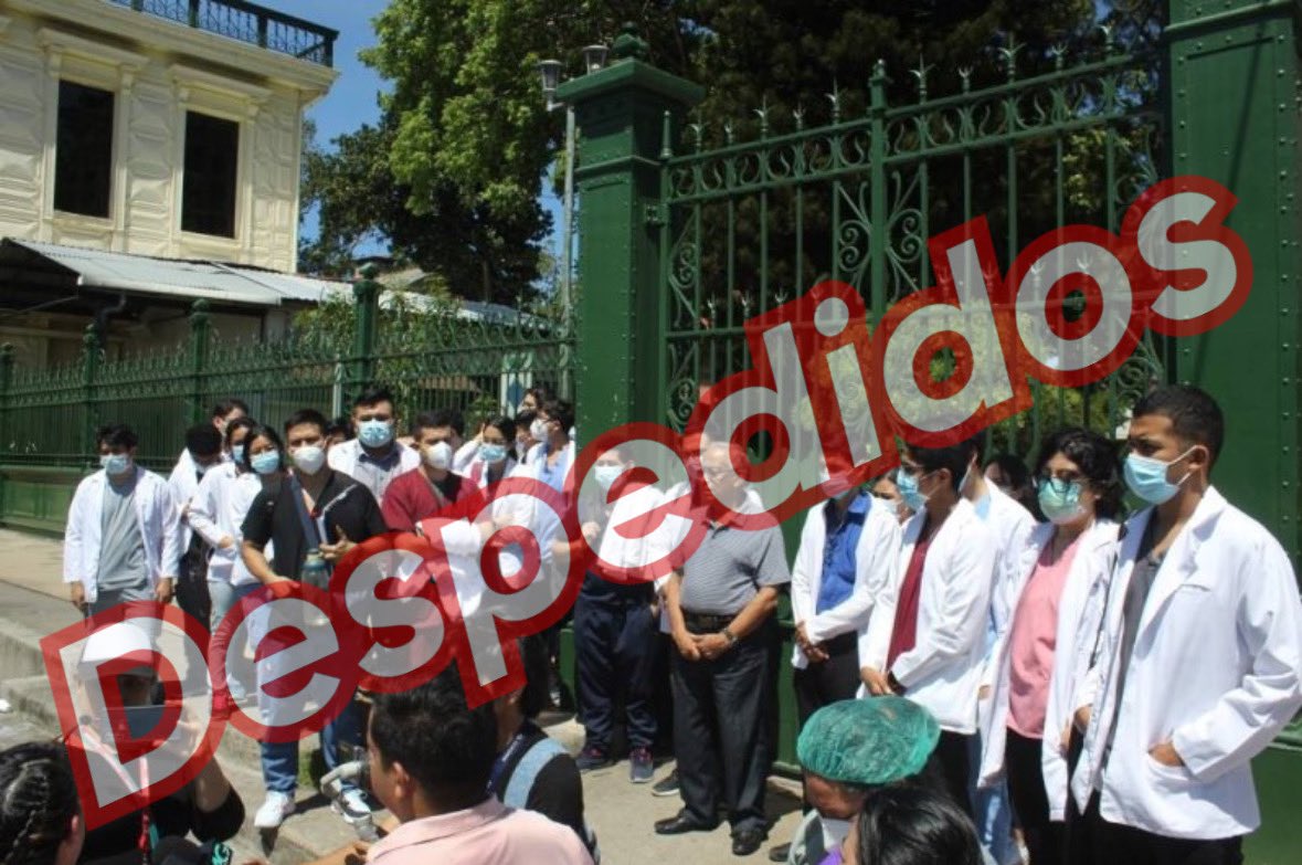 PaoMarrohs's tweet photo. Los 12 médicos internos del hospital Rosales han sido despedidos, luego de un paro de labores temporal que realizaron.

Como apoyo a 2 doctoras que fueron separadas de sus labores por dar una opinión en redes sociales sobre el incidente en el Estadio Cuscatlán.

Ya no estamos en los tiempos de antes cuando hacían lo que querían sin importar si afectaban a los pacientes, aquí se necesitan verdaderos médicos, no estos payasos.