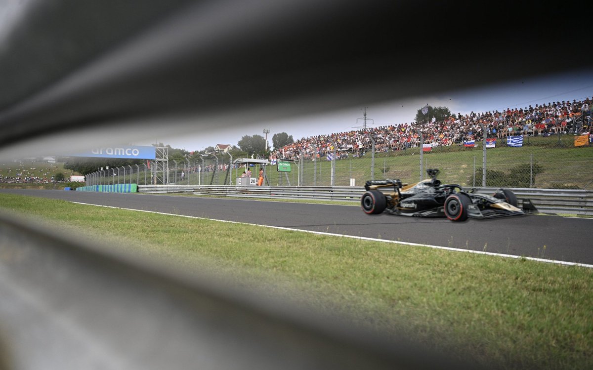 The rain has come down pouring on Hungaroring.
Both Nyck and Joshua stay in the pits.

#HungarianGP #Hungaroring #apxgp #f1 #formula1