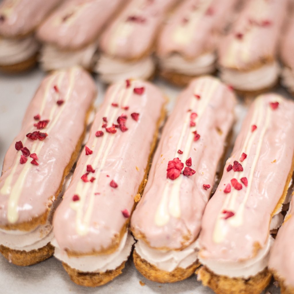 We’re feeling very PINK today… 🎀 🩷 ✨ and our Double Raspberry Eclair is the perfect treat! Who wants one?! Tag a friend and make a PINK eclair date 🤩