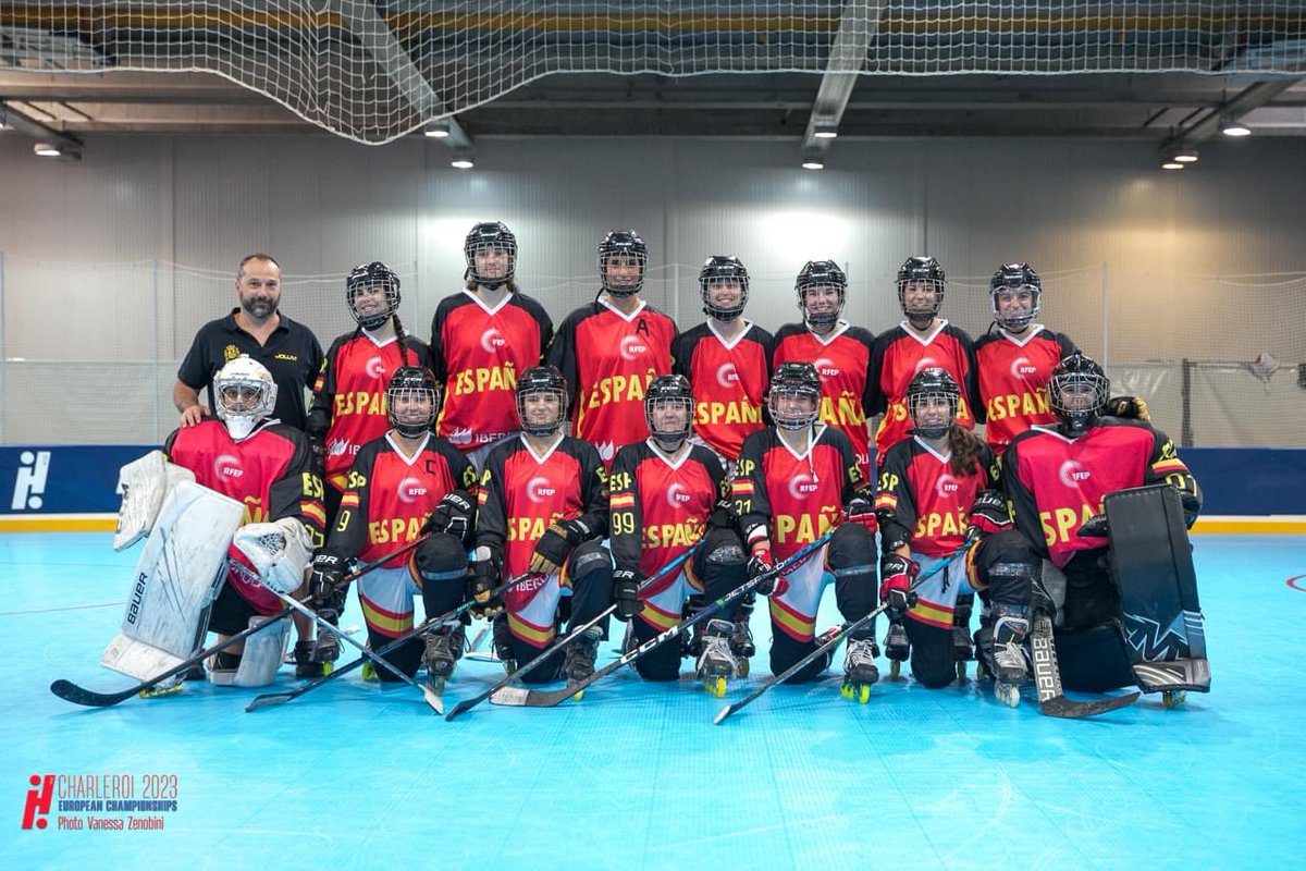 FedPatinaje's tweet photo. 🤩 ¡𝐐𝐮𝐞́ 𝐦𝐚𝐧𝐞𝐫𝐚 𝐝𝐞 𝐞𝐦𝐩𝐞𝐳𝐚𝐫 𝐮𝐧 𝐞𝐮𝐫𝐨𝐩𝐞𝐨! 🇪🇺

¡La selección senior femenina y el combinado junior masculino debutan con victoria en el Campeonato de Europa en Charleroi 🇧🇪!

✅ SF: Namibia 1-9 España
✅ JM: España 14-0 Alemania 

#EuroHL https://t.co/EDyaujOiU0