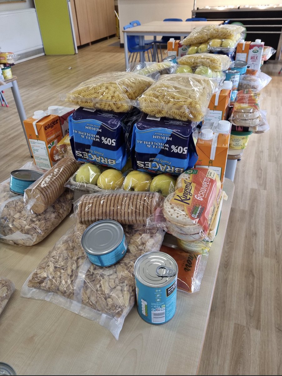 wendywoo1979's tweet image. Thankful to the @wwfcfoundation  supporting our families @FallingsParkPri with food parcels 🧡🖤 
#wolvesfc #wolvesfoundation #foodparcels