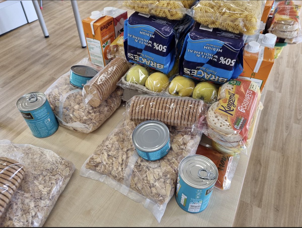 wendywoo1979's tweet image. Thankful to the @wwfcfoundation  supporting our families @FallingsParkPri with food parcels 🧡🖤 
#wolvesfc #wolvesfoundation #foodparcels