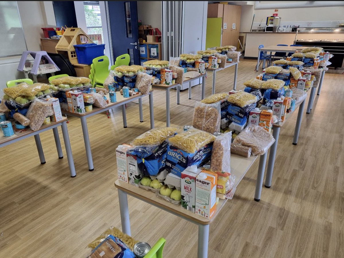 wendywoo1979's tweet image. Thankful to the @wwfcfoundation  supporting our families @FallingsParkPri with food parcels 🧡🖤 
#wolvesfc #wolvesfoundation #foodparcels