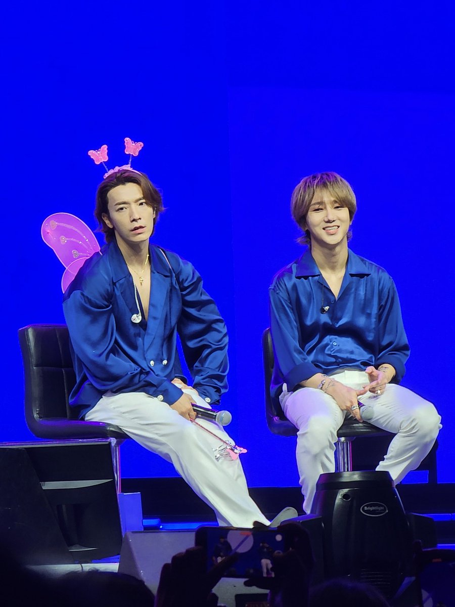 sassy fairy donghae with cutie yesung hahaha 😂

#SJ_FANPARTY #SJinMNL #SJ_FANPARTYinMNL #SUPERJUNIOR <a href="/donghae861015/">Super Junior 이동해</a> <a href="/shfly3424/">Yesung</a> #donghae #yesung