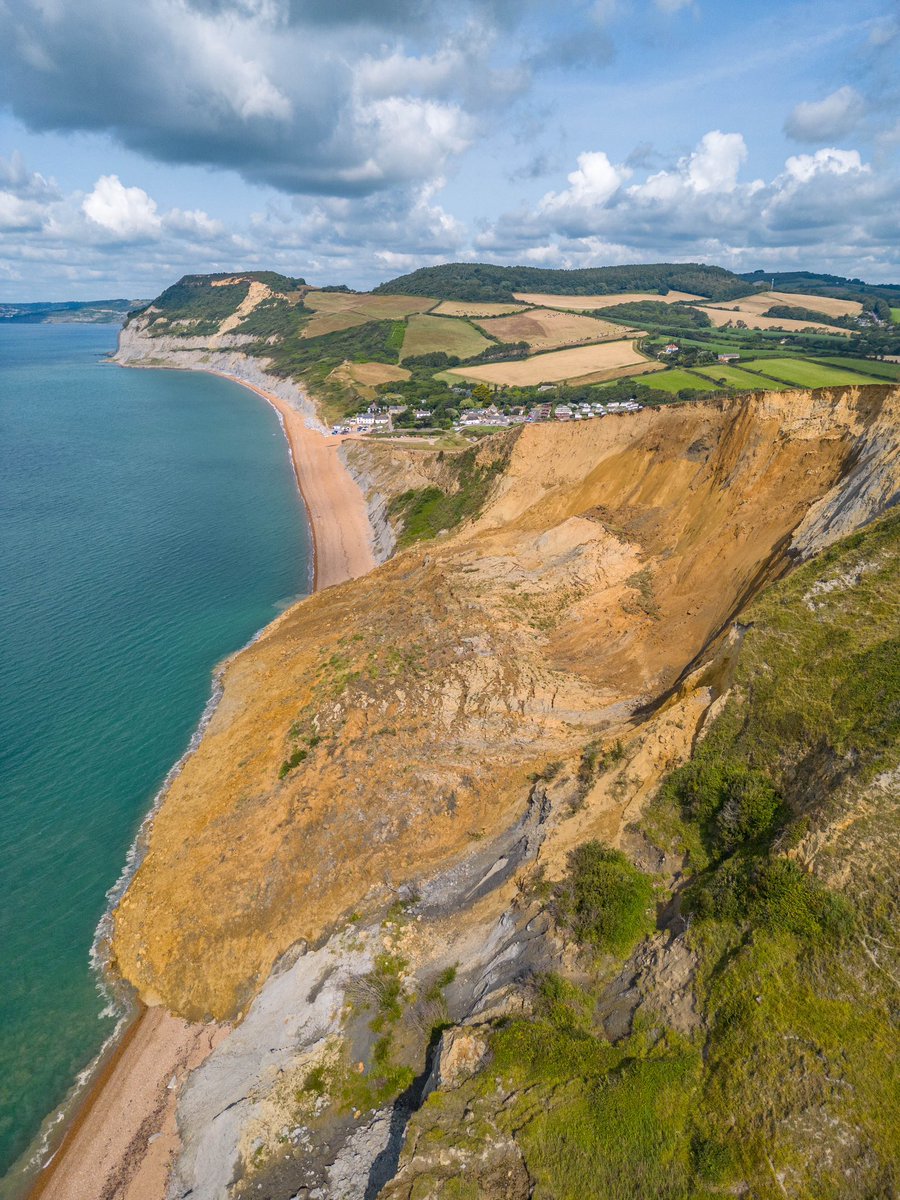 A massive landslide on the Jurassic Coast east of Seatown Beach took place overnight!

It's the same location as the one in April 2021, which was described as 4,000 tonnes and the biggest landslide in the area for 60 years. This definitely breaks that record. 

#rockfall #dorset