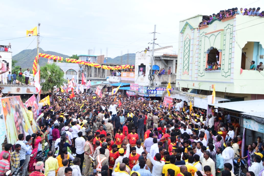 WalkWithLokesh's tweet photo. మార్కాపురం పసుపుమయం... మార్కాపురం సరిహద్దుల్లో జనసంద్రంగా మారిన యువగళం..

కనిగిరి నియోజకవర్గంలో పూర్తయిన యువగళం... మార్కాపురం సరిహద్దు పెద్దారికట్లలో యువనేత లోకేష్ కు అపూర్వస్వాగతం..

వేలాదిగా తరవచ్చిన ప్రజలతో జనసంద్రాన్ని తలపించిన ప్రధాన రహదారి... @naralokesh @Srinu_LokeshIst https://t.co/JeqRGQt3Nh