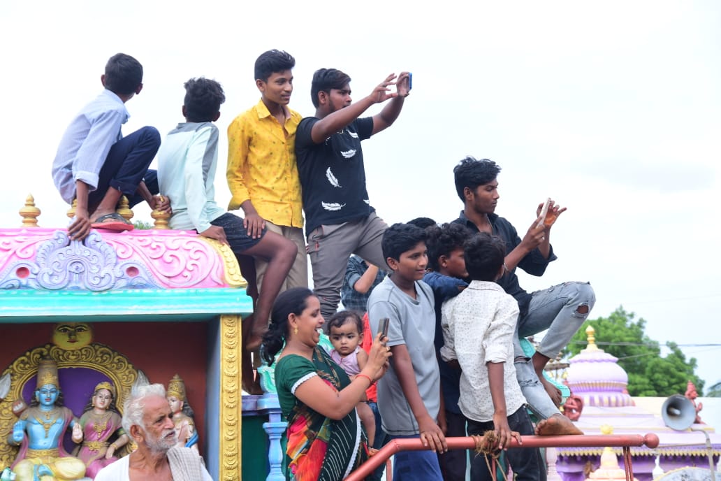 WalkWithLokesh's tweet photo. మార్కాపురం పసుపుమయం... మార్కాపురం సరిహద్దుల్లో జనసంద్రంగా మారిన యువగళం..

కనిగిరి నియోజకవర్గంలో పూర్తయిన యువగళం... మార్కాపురం సరిహద్దు పెద్దారికట్లలో యువనేత లోకేష్ కు అపూర్వస్వాగతం..

వేలాదిగా తరవచ్చిన ప్రజలతో జనసంద్రాన్ని తలపించిన ప్రధాన రహదారి... @naralokesh @Srinu_LokeshIst https://t.co/JeqRGQt3Nh
