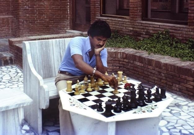 And speaking of chess, I should have posted this yesterday on #InternationalChessDay  ! was asked quite often during the @GCLlive  if I played chess myself. So I foraged through my album of memories & found this pic from my honeymoon in Agra. No, that wasn’t a robotic board I was…