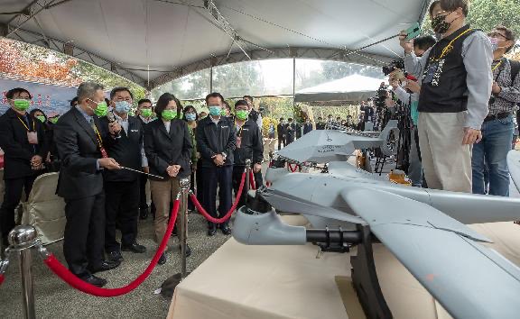 RubenBeltranG's tweet image. #GameOfDrones: “President Tsai Ing-wen “pressed the button” on Taiwan’s drone program last year. Here she is seen inspecting a display of drones at an aerospace park in the southern city of Chiayi in 2021.” Taiwan Presidential Office/Handout via REUTERS