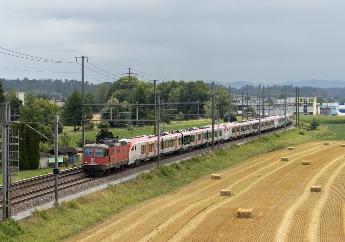 simobarrato's tweet photo. Newest #transportforwales #class756 units, built by Stadler in Bussnang, have started their journey towards Wales!
Convoy with SBB Ra 4/4 (420) 304-2 and TFW Class 756-105, 756-107, 756-106
#train #trainspotting #trainpics https://t.co/JNBd0BGKhD