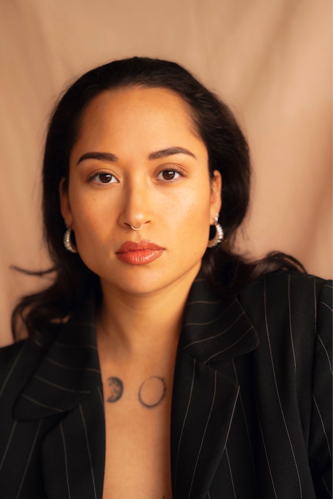 Cheroney Pelupessy is onze laatste genomineerde die we aan je voorstellen. Zij is danseres, choreografe en theatermaker en debuteerde in 2019 als maker met de voorstelling Samsara. In '22 ging haar multidisciplinair kunstproject ‘KETURUNAN’ in première. dnanext.nl/cheroney-pelup…