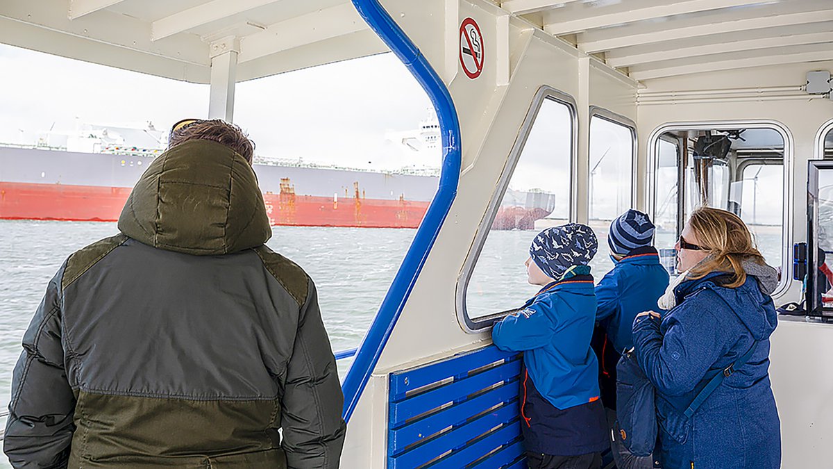 HavenRotterdam's tweet photo. Veerdienst #Hoeksveer tussen Hoek van Holland en de Maasvlakte vaart weer tot oktober. In vijftig minuten maak je een ‘minicruise’ door de haven, met voorbijvarende containerschepen, maar ook zeehondjes. https://t.co/1g8TRyUVEG  #havenrotterdam #havenkrantonline #havenkrant https://t.co/NtDyPnt4iA