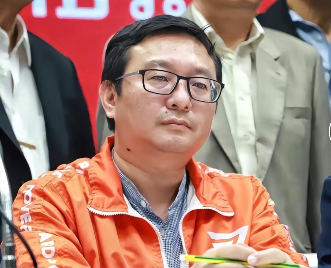 plan1508's tweet image. เขานั่งอยู่ตรงนี้นะลุง ให้เกียรติเขาด้วย เพราะเขาก็ให้เกียรติคุณ
#จัดตั้งรัฐบาล