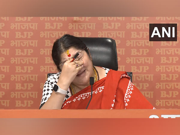 ani_digital's tweet image. "Save our daughters...," BJP MP Locket Chatterjee breaks down

Read @ANI Story | aninews.in/news/national/…
#BJP #locketchatterjee #WestBengal #WestBengalViolence #WestBengalPanchayatPolls