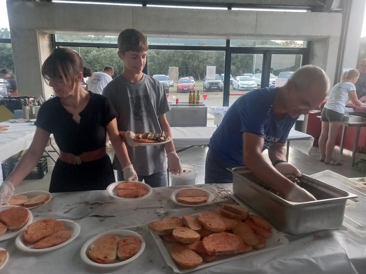 canetdadri's tweet photo. 🎉 Ahir, dia 20 de juliol, vam gaudir de la II Sardinada popular de #CanetdAdri 🌞🐟

💙 Gràcies a tots els que van fer possible aquest sopar tan especial i a tots els que van assistir-hi! 🙌🎊 Esperem repetir-ho l'any vinent! 🤞 https://t.co/eEuYKyvSq1