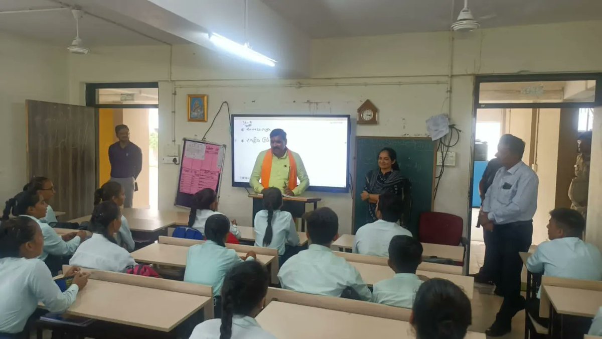 આજે બનાસકાંઠા જિલ્લાના પ્રવાસ દરમ્યાન ડીસા ખાતે આવેલ મોડેલ સ્કૂલની મુલાકાત લઈ બાળકો અને શિક્ષકો સાથે વાર્તાલાપ કર્યો.

બાળકોને ઉચ્ચ શિક્ષણ મળી રહે તે માટે આચાર્યશ્રી અને શિક્ષકો સાથે ચર્ચા કરી જરૂરી પગલાં લેવા માર્ગદર્શન આપ્યું.