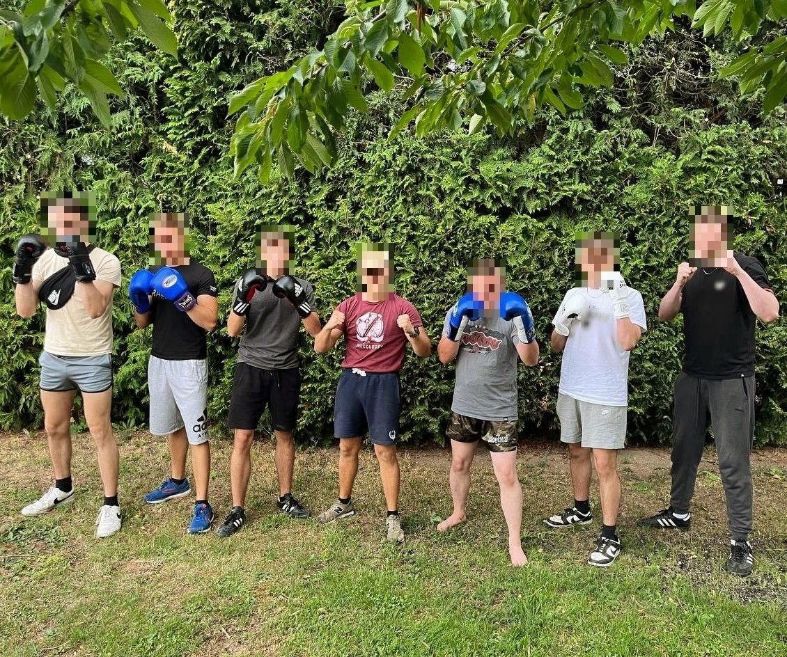 GenDfuerSH's tweet photo. Immer häufiger kommt es zu Angriffen auf deutsche Bürger im öffentlichen Raum aber auch auf politische Aktivisten durch Linksextremisten. Um sich im Notfall verteidigen zu können u. standhaft zu bleiben, haben wir uns vergangene Woche in Südholstein zum Boxtraining getroffen. (1) https://t.co/8s879LSI9K