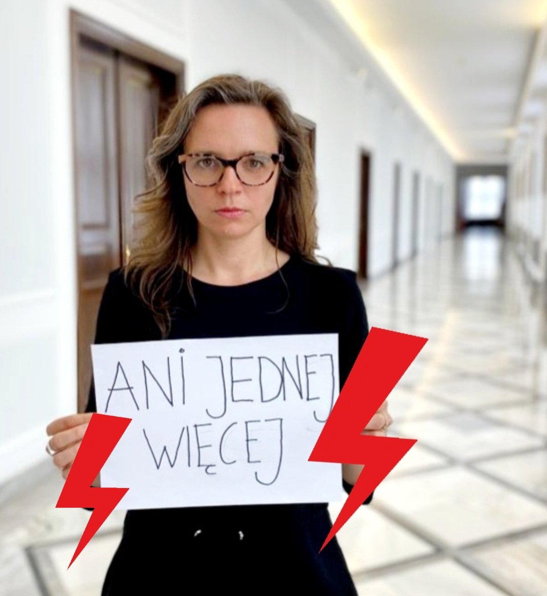 JachiraKlaudia's tweet photo. Pamiętajmy, Pani Joanna została brutalnie potraktowana przez policję tylko za to, że zgodnie z prawem zażyła tabletkę poronną. 

Dlatego w interpelacji do ministra spraw wewnętrznych i administracji Mariusza Kamińskiego żądam wyjaśnień w sprawie rażącego nadużycia uprawnień funkcjonariuszy.

Dopytuję https://t.co/t6F1zh9fxJ: 

1. Na jakiej podstawie i z czyjego rozkazu lub polecenia funkcjonariusze Policji podjęli wyżej opisane czynności w stosunku do pani Joanny?

2. Jakie konkretnie przesłanki miały uzasadniać podjęcie wyżej opisanych czynności przez funkcjonariuszy Policji, skoro pacjentka zapewniała, że nie chce popełnić samobójstwa ani nikt nie udzielał jej pomocy przy aborcji?

3. Czy czynności funkcjonariuszy w opisanym zakresie w ocenie Ministerstwa musiały zostać podjęte bezzwłocznie wobec pacjentki wymagającej przede wszystkim opieki medycznej?

4. Czy MSWiA wraz z Ministerstwem Sprawiedliwości poleciło organom prowadzącym postępowanie karne, aby poprawiły wyniki statystyk dotyczących czynów zabronionych związanych z aborcją lub oczekuje konkretnych wyników w wykrywalności tego typu przestępstw?

Cała treść interpelacji będzie wkrótce dostępna na stronie sejmowej.

✅ Jednocześnie zapewniamy, że jako @Zieloni po wygranych wyborach zapewnimy w Polsce dostęp do aborcji.

✅ Przywrócimy podstawową godność ludzką i nalezne jej prawa, by raz na zawsze skończyć z prześladowaniem kobiet.
 
✅ Tabletki aborcyjne będą dostępne bez recepty, a aborcja do 12 tygodnia ciąży będzie darmowa, bezpieczna i dostępna lokalnie. 

✅ Decyzja o tym zabiegu będzie należała wyłącznie do kobiety.