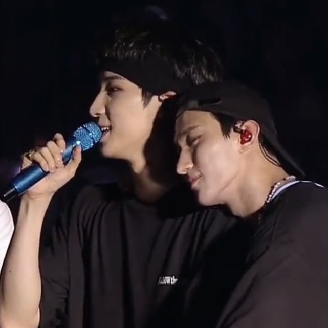 tinkswonu's tweet photo. wonwoo &amp; dokyeom 🥺🖤 https://t.co/jCW3dUXUv7