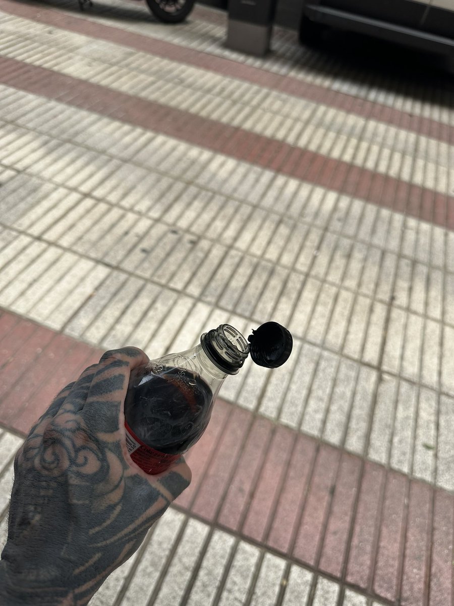 Renezzbro's tweet photo. Ahora gracias a los activistas climáticos uno no se puede beber un refresco sin cagarse en la puta madre del tapón y su nuevo cordón umbilical de mierda https://t.co/UkuMmC0VX5