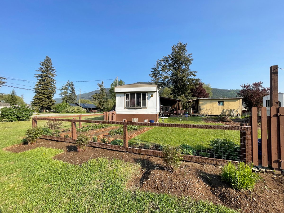 funkiefoodie's tweet photo. How do you like #myshack Mr. #PeePee?
I don't need a mansion. 920 square ft Trailer home 2 baths and 2 bedrooms (at each end) with 400 square feet of covered deck, on 1/3 acre. Paid $145K in 2021. Taxes $100! I love my cheap #shack and cheap living. https://t.co/4i1aVhqtA9
