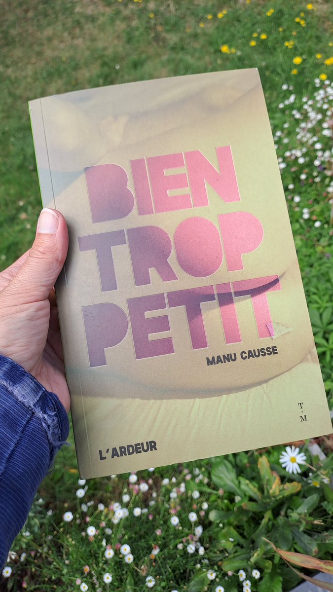 Drawoua's tweet image. Vous faites quoi, vous, quand vous êtes parents d'ados de 15 ans et + et qu'un livre d'une excellente maison d'éditions jeunesse est censuré ? Moi, je l'achète, je le lis puis je le mettrai en accès libre dans la bibliothèque familiale.  @ETMagnier #manucausse #censure #Darmanin
