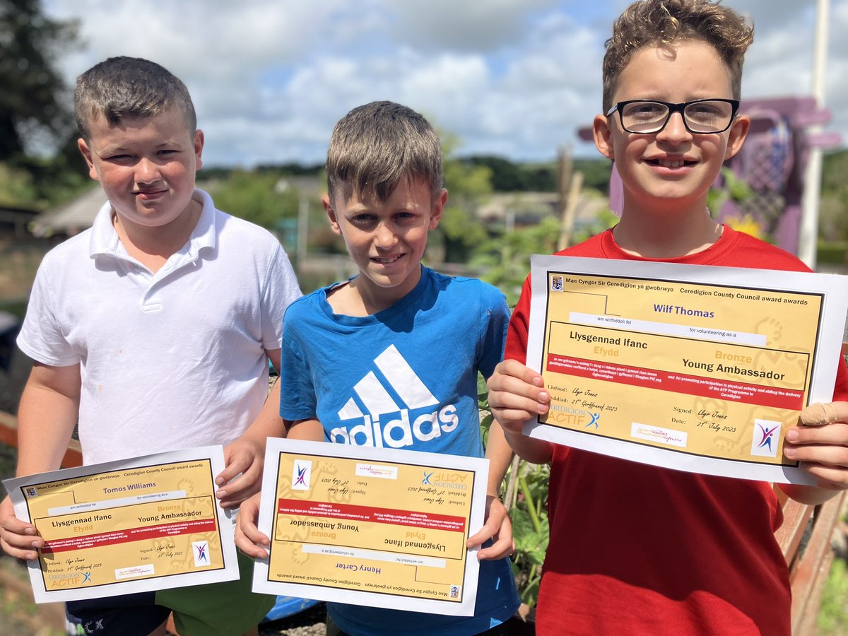 YsgolCiliauParc's tweet photo. Diolch i Tomos, Henry a Wilf am fod yn   Llysgenhadon Efydd arbennig eleni. Thank you boys for being great #BronzeAmbassadors this year. @CeredigionActif https://t.co/PGwkWH4osO