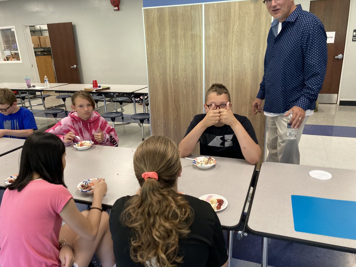 HCSDWildcats's tweet photo. A Healthy, Tasty Alternative!

Yesterday, our students worked with Cheryl from the Cornell Cooperative Extension to create some delicious snacks! Using yogurt, bananas, strawberries, and grapes, they made their own lickety split Sundaes!  
Mmmmm!!

#wildcatpride
#hcef https://t.co/0yBKaa3IWx