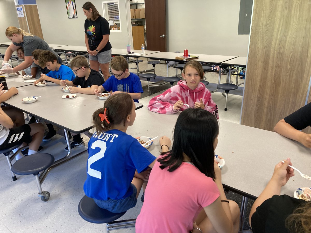 HCSDWildcats's tweet photo. A Healthy, Tasty Alternative!

Yesterday, our students worked with Cheryl from the Cornell Cooperative Extension to create some delicious snacks! Using yogurt, bananas, strawberries, and grapes, they made their own lickety split Sundaes!  
Mmmmm!!

#wildcatpride
#hcef https://t.co/0yBKaa3IWx