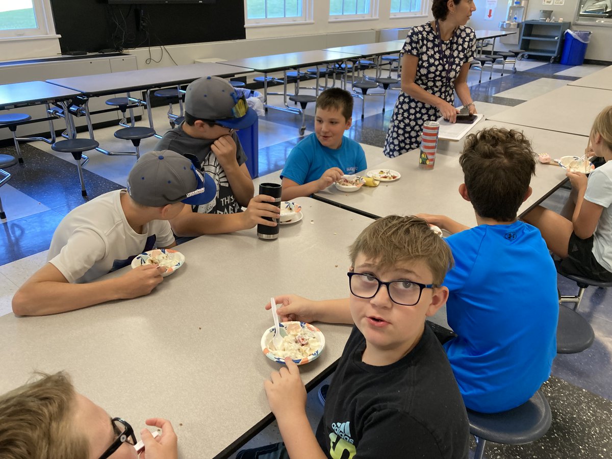 HCSDWildcats's tweet photo. A Healthy, Tasty Alternative!

Yesterday, our students worked with Cheryl from the Cornell Cooperative Extension to create some delicious snacks! Using yogurt, bananas, strawberries, and grapes, they made their own lickety split Sundaes!  
Mmmmm!!

#wildcatpride
#hcef https://t.co/0yBKaa3IWx