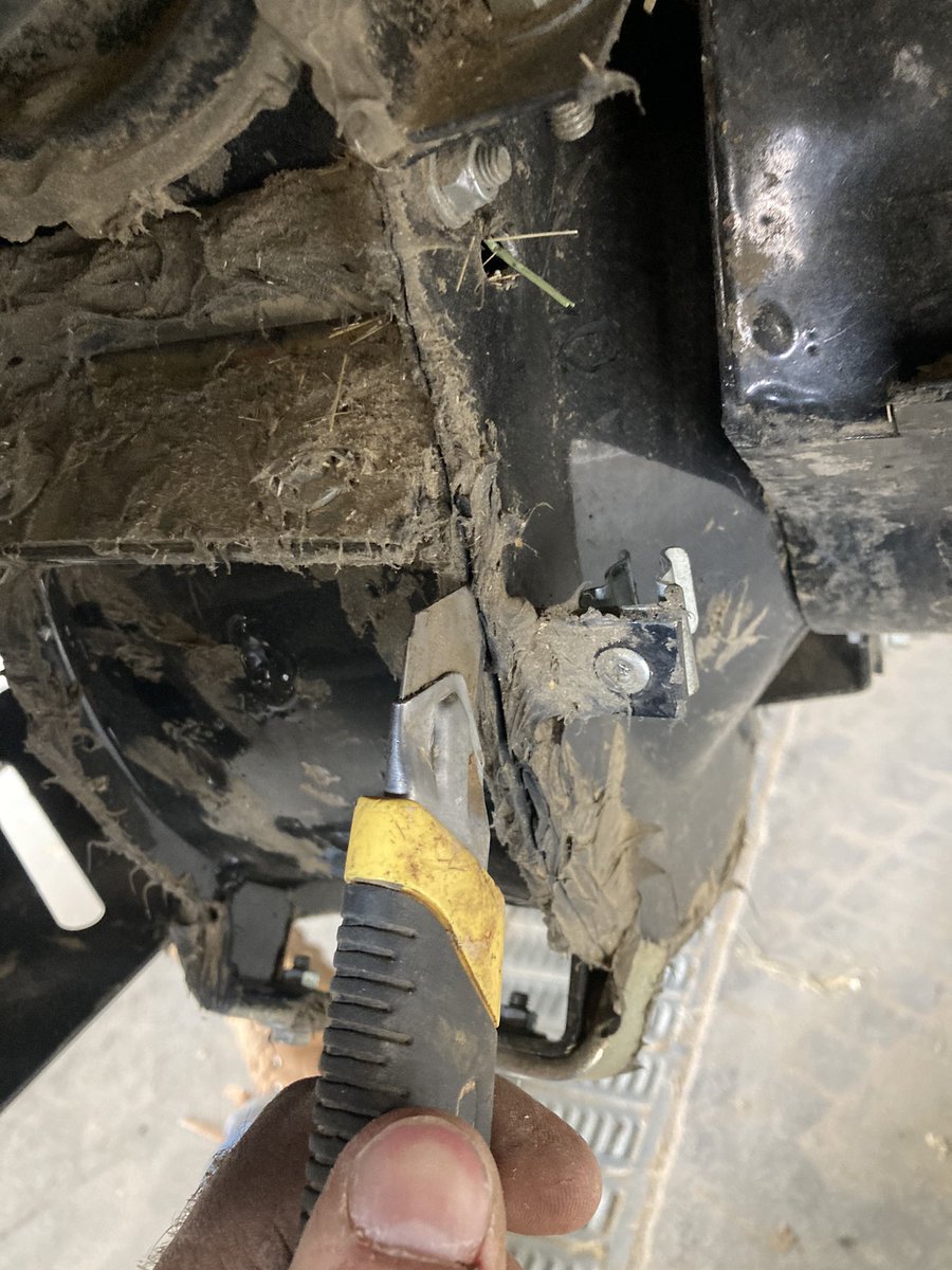 coclng's tweet photo. Bravo @NewHollandAgFr  pour leur aide lors de #moisson ! Des fuites partout ! Seul solution, la colle à pare brise pour boucher les trous sur une machine qui a 250h ! Je vous attends pour démonter le coquilles !! 🤬🤬 https://t.co/3mDSkMWy9c