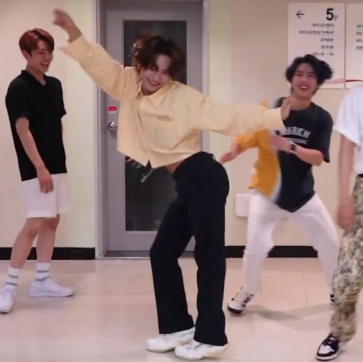 sehnippoppo's tweet photo. kpop needs him https://t.co/hroKCKfzXc
