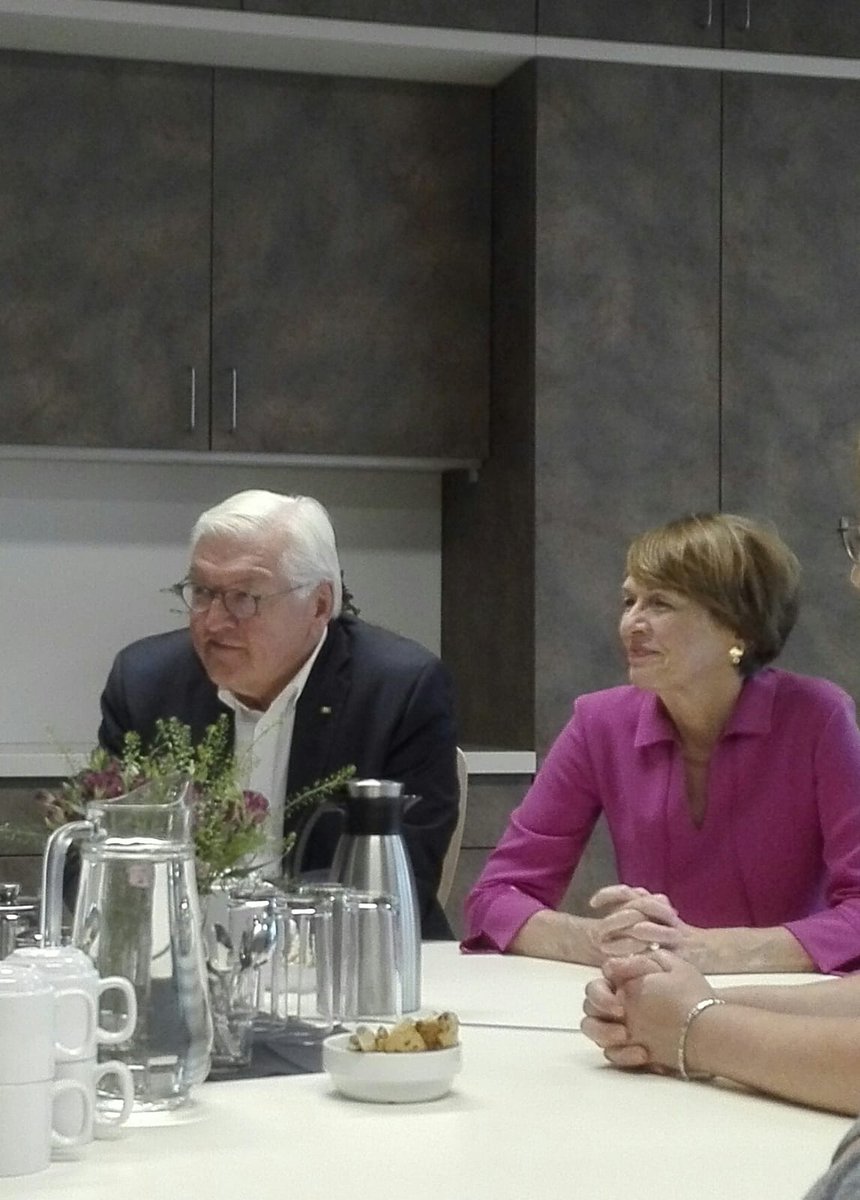 Bundespräsident Frank-Walter Steinmeier und seine Frau Elke Büdenbender haben heute das Zentrum am Zoo  <a href="/bahnhofsmission/">Bahnhofsmission</a> besucht - hier im Gespräch mit Mitarbeitenden und Ehrenamtlichen. Mehr gleich bei <a href="/epd_news/">epd</a> und <a href="/epdOst/">epd Ost</a> .