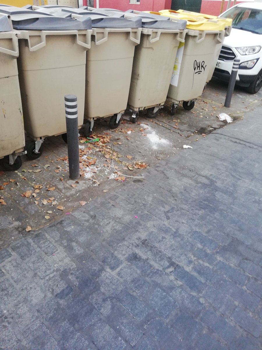ChemaRadio's tweet photo. #Sevilla, centro de la ciudad en estado de #abandono, a la espera del zafarrancho que anunció @jlsanzalcalde @Ayto_Sevilla @LipasamSevilla https://t.co/wPnqcOGXRM